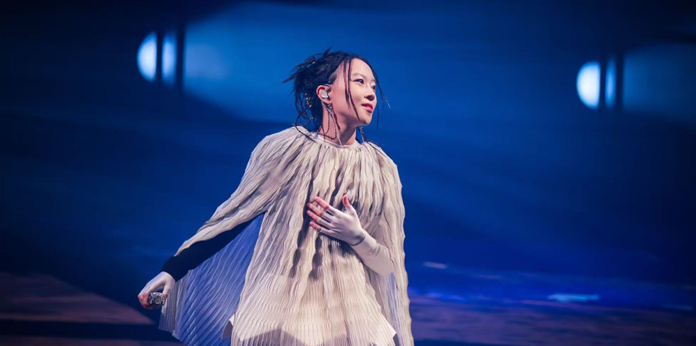 窦靖童北京冬日开唱 浪漫演绎王菲经典《你快乐所以我快乐》